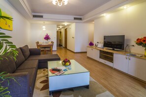 Premium Apartment, 2 bedroom, City view | Vardagsrum | 40-tums LCD-tv med kabelkanaler och tv