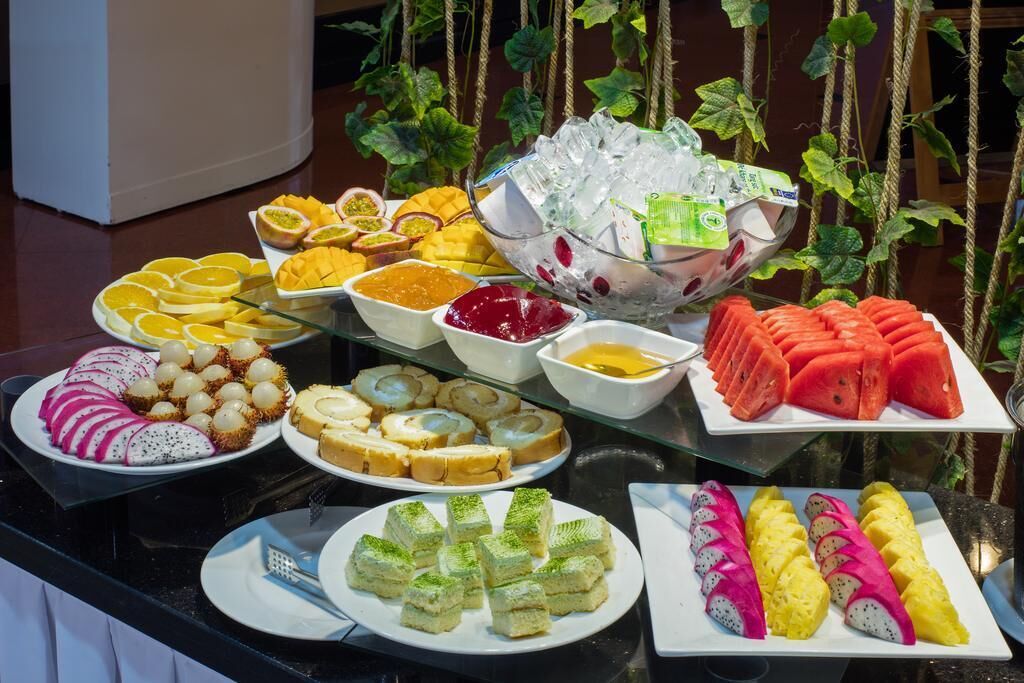 Daily cooked-to-order breakfast (VND 200000 per person)