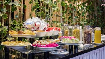 Daily cooked-to-order breakfast (VND 200000 per person)