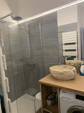 Douche, sĂšche-cheveux, serviettes fournies, papier toilette