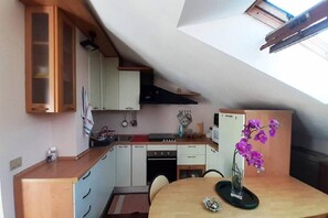 Frigorifero, microonde, forno, piano cottura