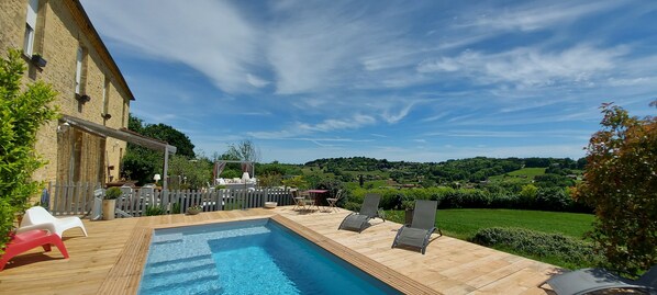 حمّام سباحة خارجي، حمّام سباحة مُدفَّأ