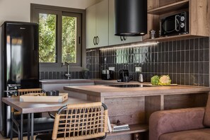 Køleskab, mikrobølgeovn, ovn, kaffe-/temaskine