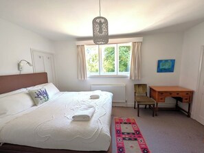 2 bedrooms, travel cot, free WiFi, bed sheets