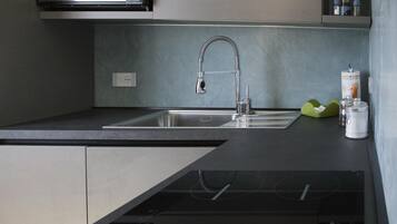 Frigorifero, forno, piano cottura, pentole/stoviglie/utensili