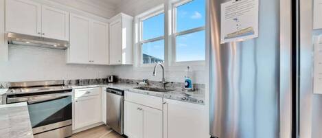 Kjøleskap, mikrobølgeovn, ovn og kokeplater