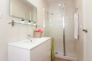 Shower, hair dryer, towels