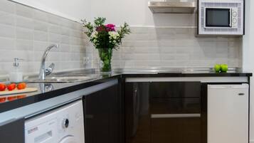 Frigorífico, microondas, cafetera o tetera y tostadora