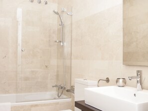Badewanne, Haartrockner, Handtücher