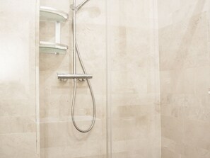 Bathtub, hair dryer, towels - Luxury Historic City Center (Málaga)