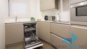 茶具/咖啡用具、冰箱、微波炉、烤箱