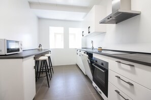 Een koelkast, een magnetron, een oven, een vaatwasser