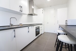 Frigorífico, microondas, horno y lavavajillas