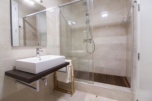 Ducha, secador de pelo y toallas