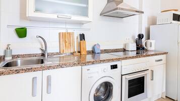 Frigorífico, microondas, horno y cafetera o tetera