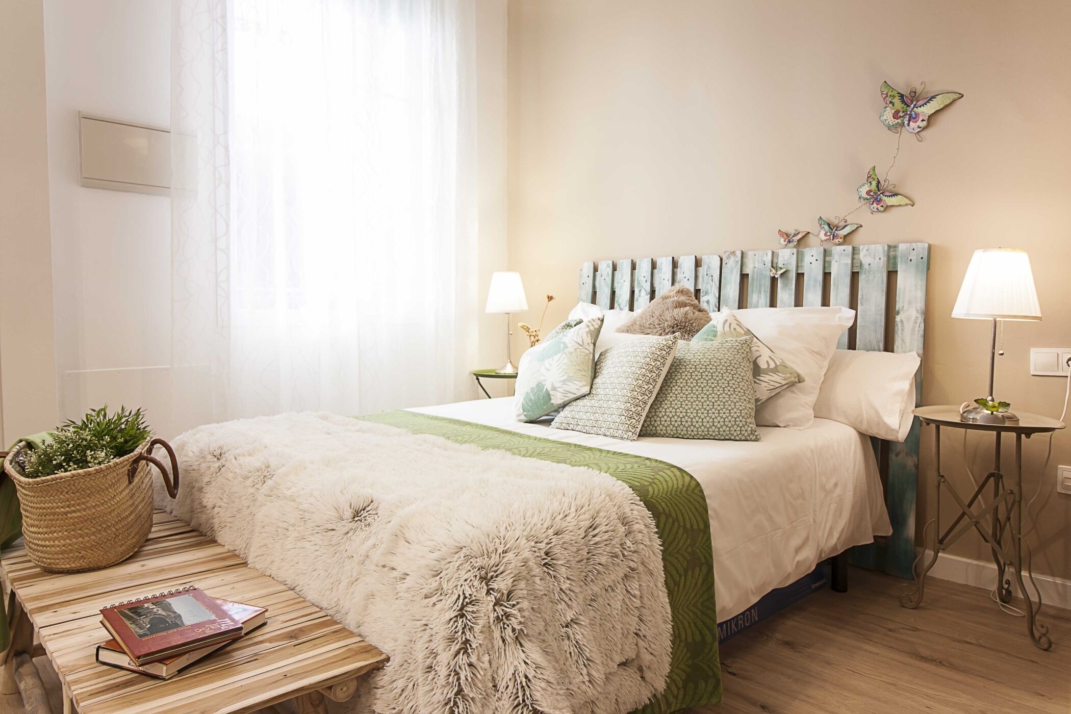 Tabla de planchar con plancha, internet y ropa de cama 