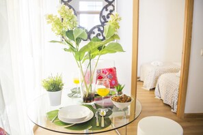 2 bedrooms, iron/ironing board, internet, bed sheets