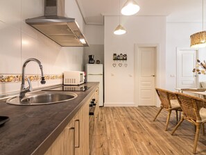 Een koelkast, een magnetron, een oven, een koffiezetapparaat/waterkoker