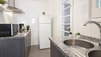 Refrigerador, microondas, cafetera y tetera y tostadora