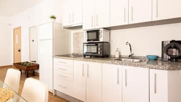 Frigorífico, microondas, horno y cafetera o tetera