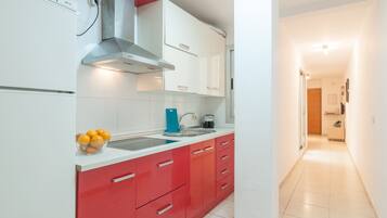 Frigorífico, microondas, cafetera o tetera y tostadora