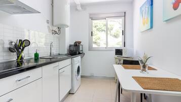 Een koelkast, een microgolfoven, een oven