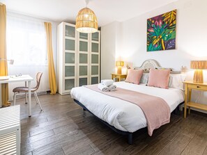 3 habitaciones, tabla de planchar con plancha, internet y ropa de cama 