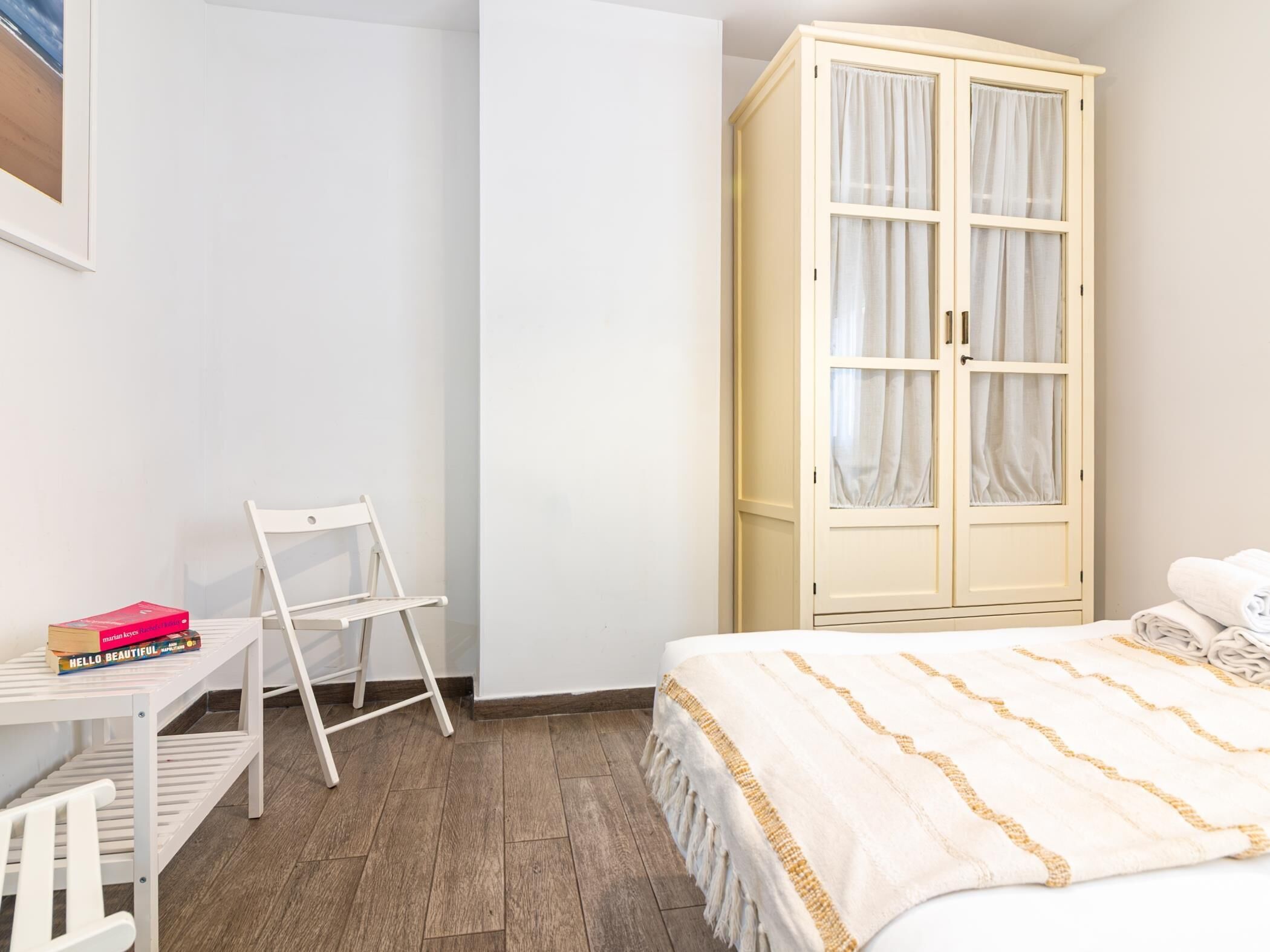 3 bedrooms, iron/ironing board, internet, bed sheets