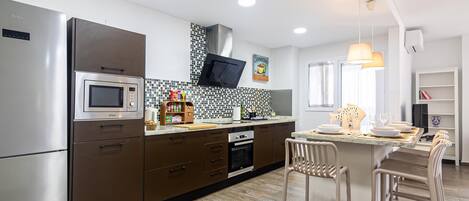 Frigorífico, microondas, horno y lavavajillas