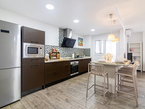 Een koelkast, een magnetron, een oven, een vaatwasser