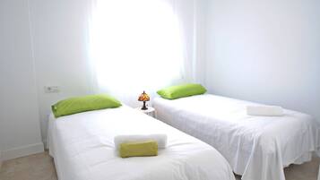 2 slaapkamers, een strijkplank/strijkijzer, internet, beddengoed