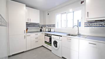 Een koelkast, een magnetron, een oven, een vaatwasser