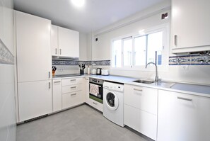 Kylskåp, mikrovågsugn, ugn och diskmaskin