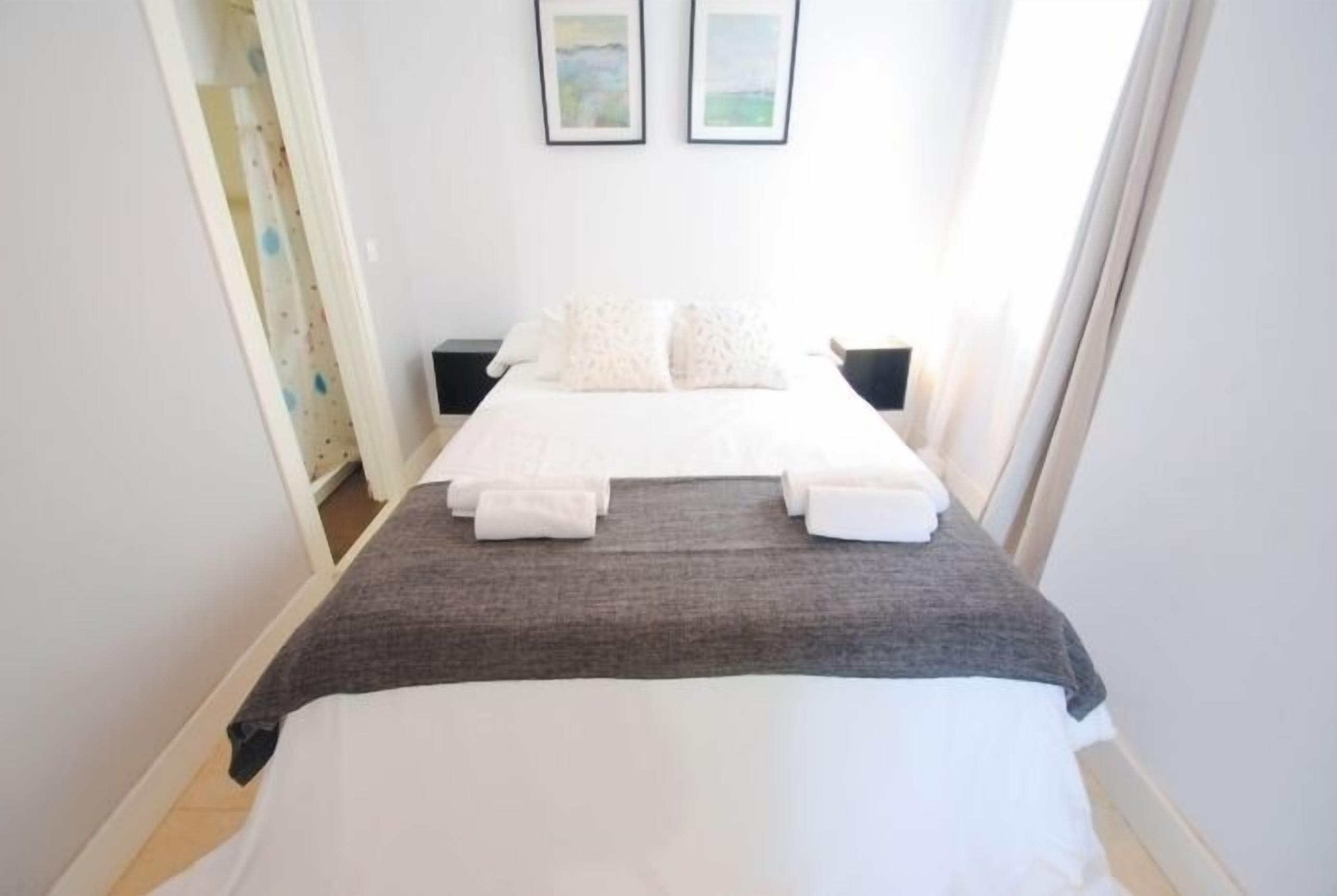 2 slaapkamers, een strijkplank/strijkijzer, internet, beddengoed