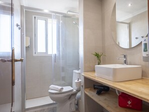 Bañera, secador de pelo y toallas