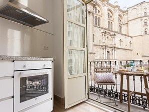 Fridge, microwave, oven, coffee/tea maker