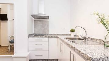 Frigorífico, microondas, cafetera o tetera y tostadora