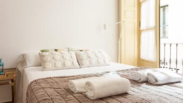 2 bedrooms, iron/ironing board, internet, bed sheets