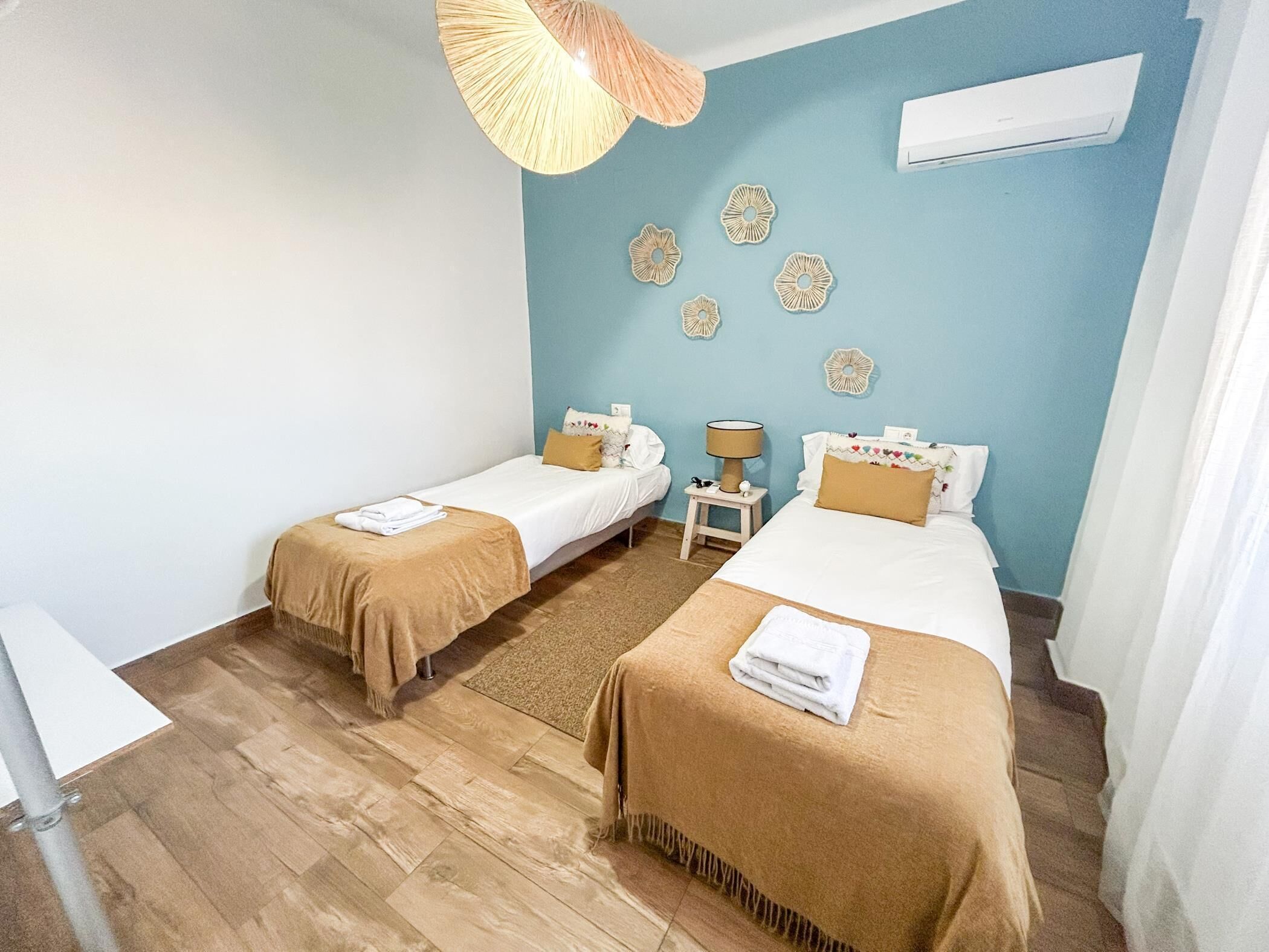 2 habitaciones, tabla de planchar con plancha y acceso a internet 