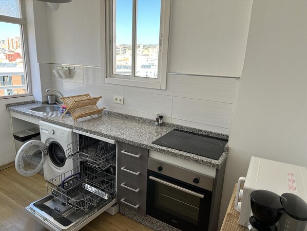 Geladeira, micro-ondas, fogão, lava-louças