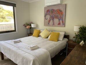 4 bedrooms, desk, iron/ironing board, travel cot - The Tea Trees Retreat - our little piece of paradise on the Mornington Peninsula (Rye)