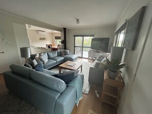 Smart TV, fireplace, DVD player, books - The Tea Trees Retreat - our little piece of paradise on the Mornington Peninsula (Rye)