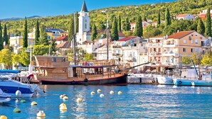 A harbor with boats, a church, and residential buildings. - Studio Paula 2 300m From Sea (Crikvenica)
