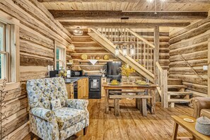 Interior - Beehive Treehouse, Hot Tub, WIFI, Barnwood Builders Homemade History episode!!! (Sevierville)