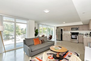 Loft | Area keluarga | Smart TV 43-inci dengan saluran TV digital, TV, dan Netflix