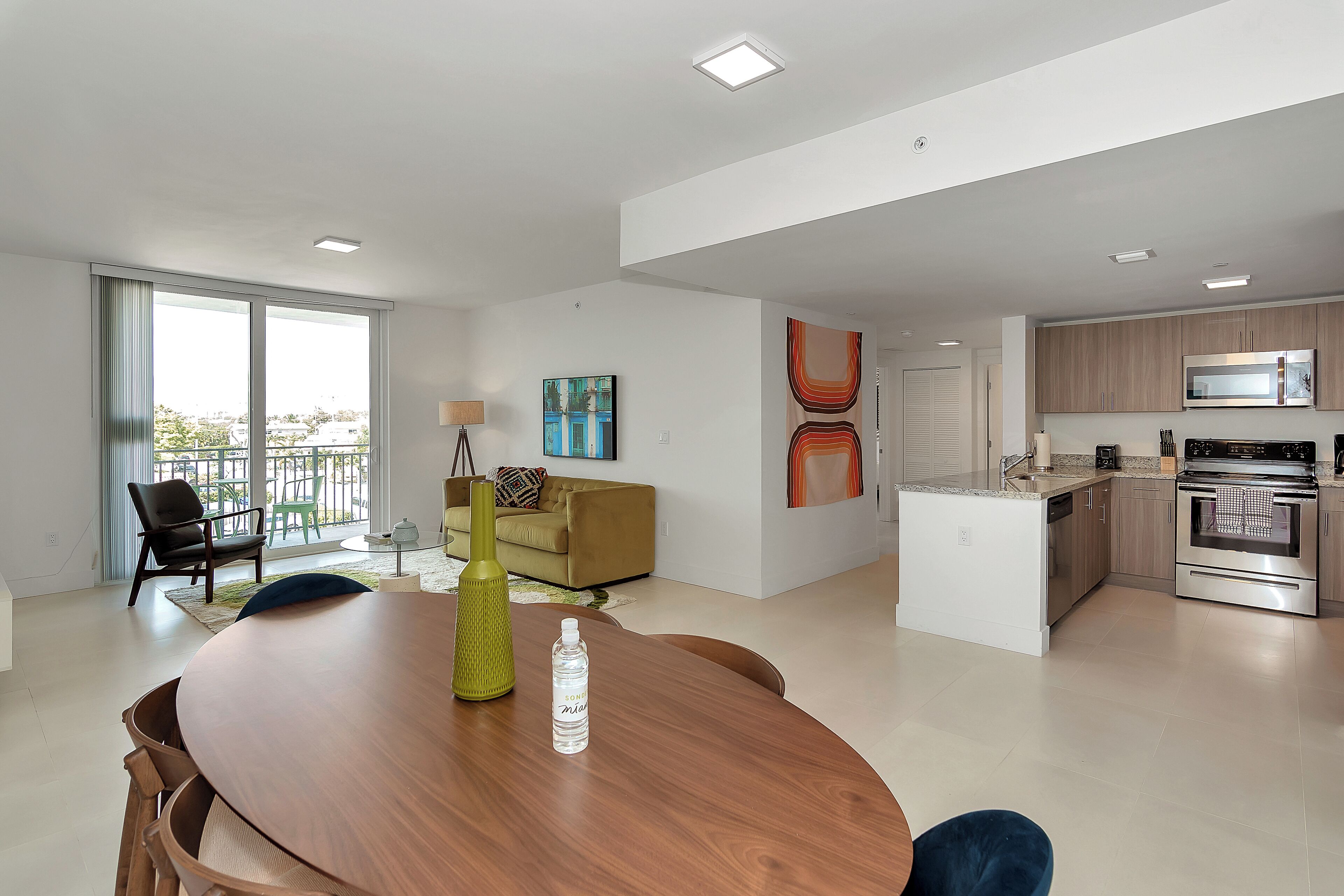 Un apartamento moderno con comedor, cocina y sala de estar.