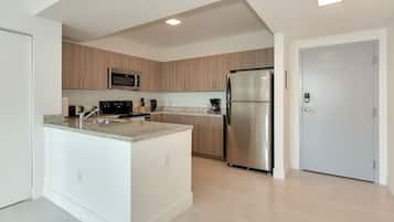 Full-sized fridge, microwave, stovetop, dishwasher