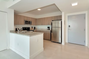 Refrigerador con freezer, microondas, placa de cocina, lavavajillas