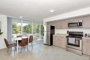 Loft | Dapur pribadi | Lemari es besar, microwave, kompor, dan mesin pencuci piring