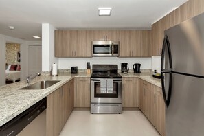 Full-size fridge, microwave, stovetop, dishwasher